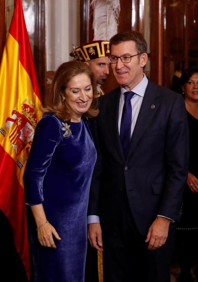 La presidenta de la Cámara Baja, Ana Pastor (i), saluda al presidente de la Xunta de Galicia, Alberto Núñez Feijóo (d), durante la recepción que se celebra en el Congreso de los Diputados. 