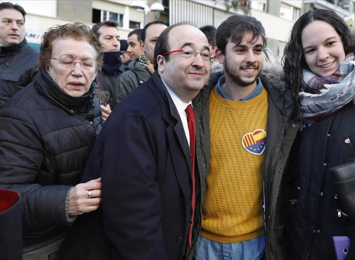El cabeza de lista del PSC a la presidencia de la Generalitat, Miquel Iceta, se fotografía con asistentes a un acto con motivo del Día de la Constitución española, en la localidad de Rubí (Barcelona). 