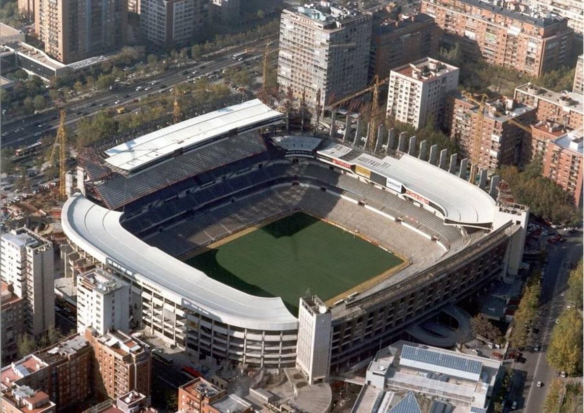 Reforma en la era Mendoza, creando el anillo superior y subiendo la cubierta en una operación arquitectónica muy compleja. 