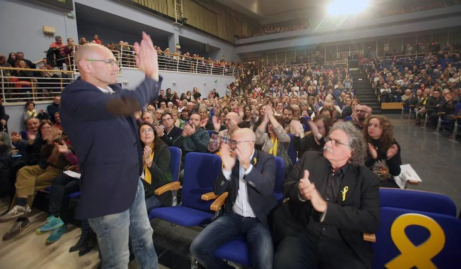 El exconseller recién salido de prisión Raül Romeva, el portavoz de los republicanos en el Congreso, Joan Tardà y el candidato Oscar Peris durante el mitin celebrado esta noche por ERC en Valls. 