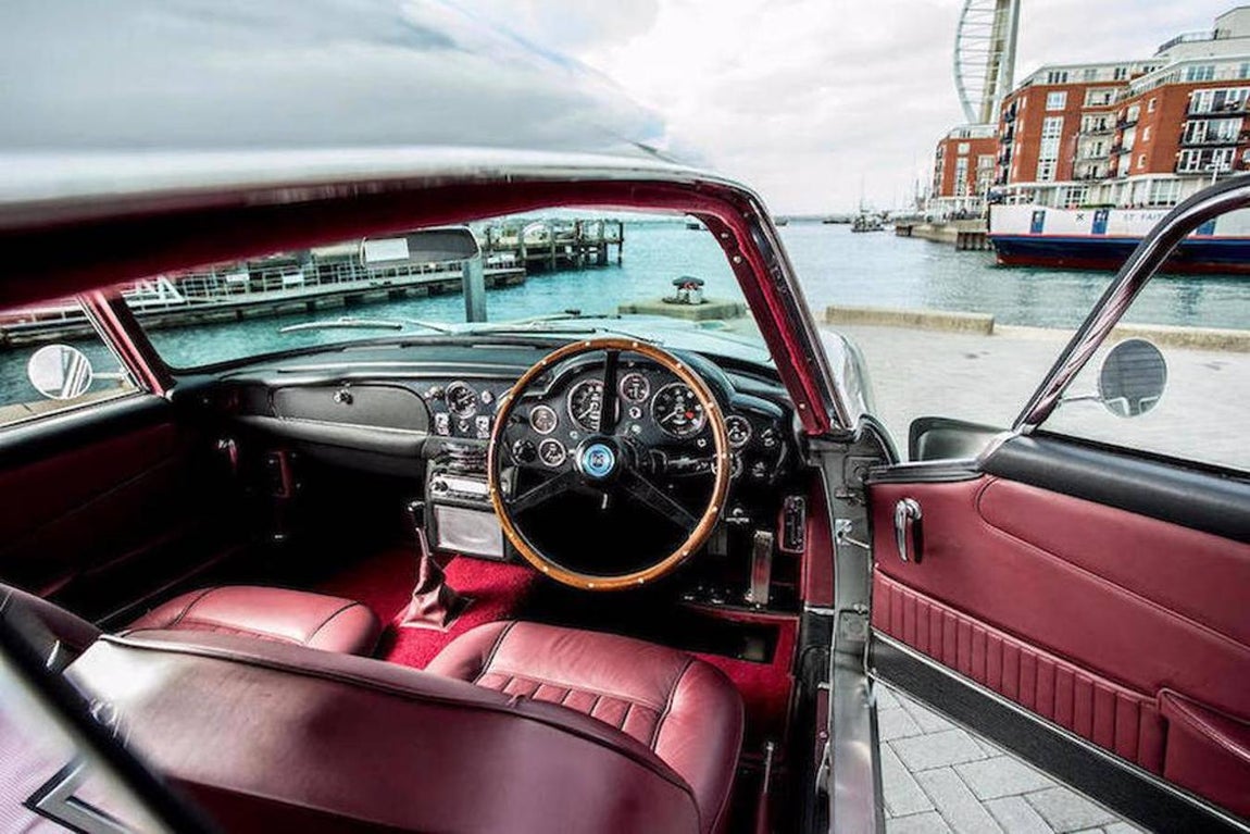 Aston Martin DB5. El coche de McCartney triplica su valor desde la última vez que salió a subasta en el año 2012. Su tapicería, que originalmente fue de color negro, luce ahora un elegante tono burdeos, acorde a los gustos del músico