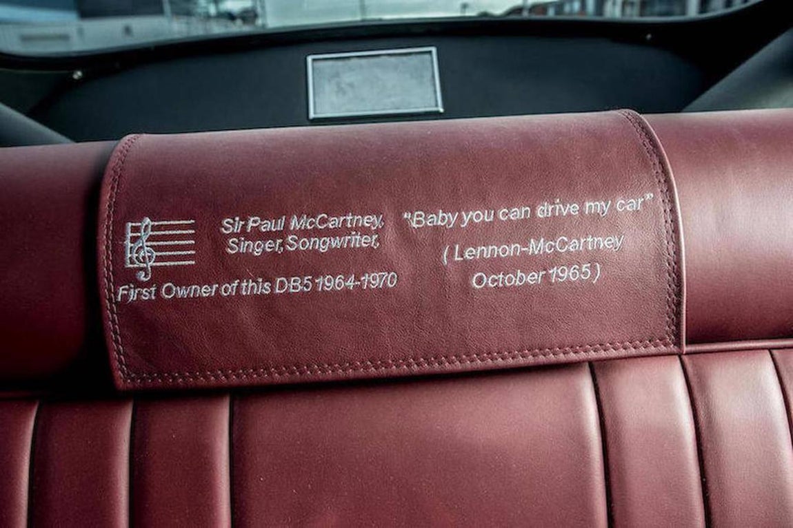 Aston Martin DB5. Disponer de este vehículo significa viajar al universo McCartney, sus huellas siguen definidas en el antiguo coche, customizado por el músico con detalles muy reconocibles por sus seguidores