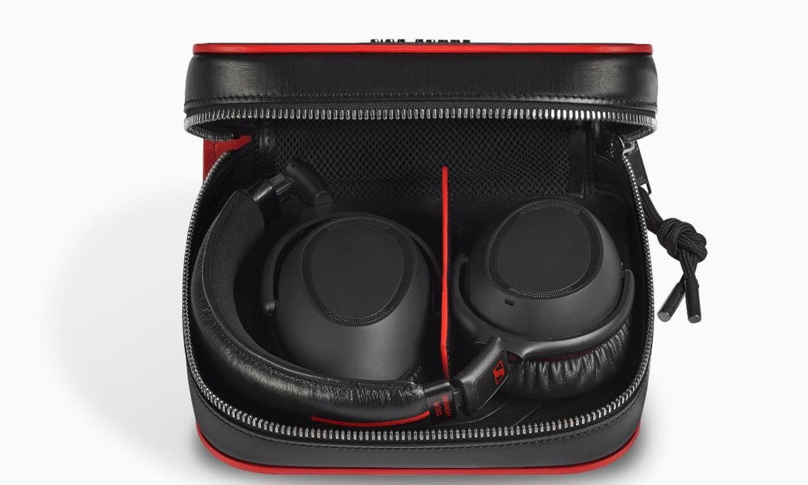 Dior Homme X Sennheiser. Auriculares con funda. Precio: 990 €