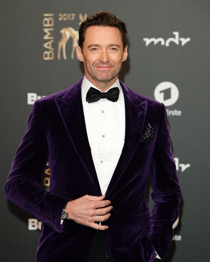 Hugh Jackman y el 'Ultra Violet'. El actor apostó por una llamativa blazer de terciopelo en color violeta de Ralph Lauren para asistir a la entrega de premios Bambi 2017.