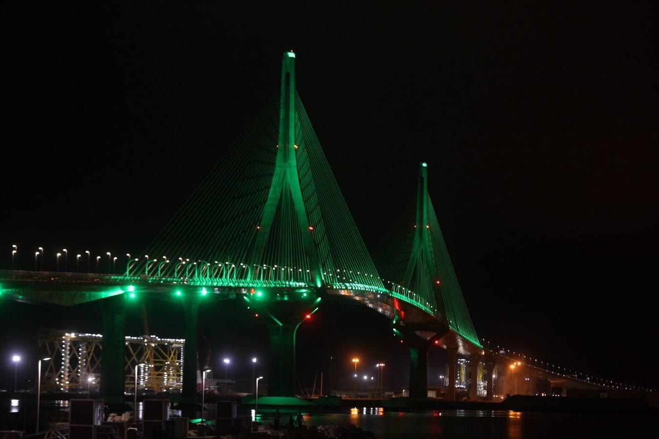 Mágicas imágenes del Segundo Puente de Cádiz iluminado de verde