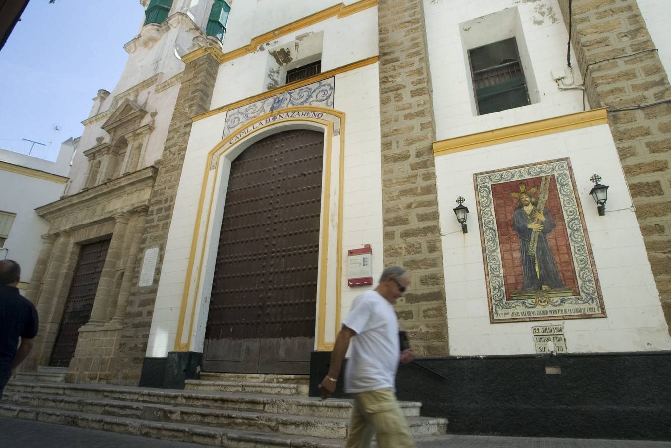 Fachada de la iglesia y la capilla del Nazareno de Santa María. 