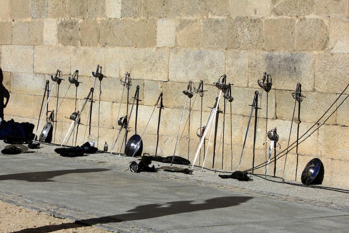 Duelo de espadas a las puertas de un museo en Toledo