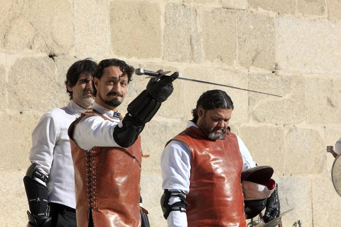 Duelo de espadas a las puertas de un museo en Toledo