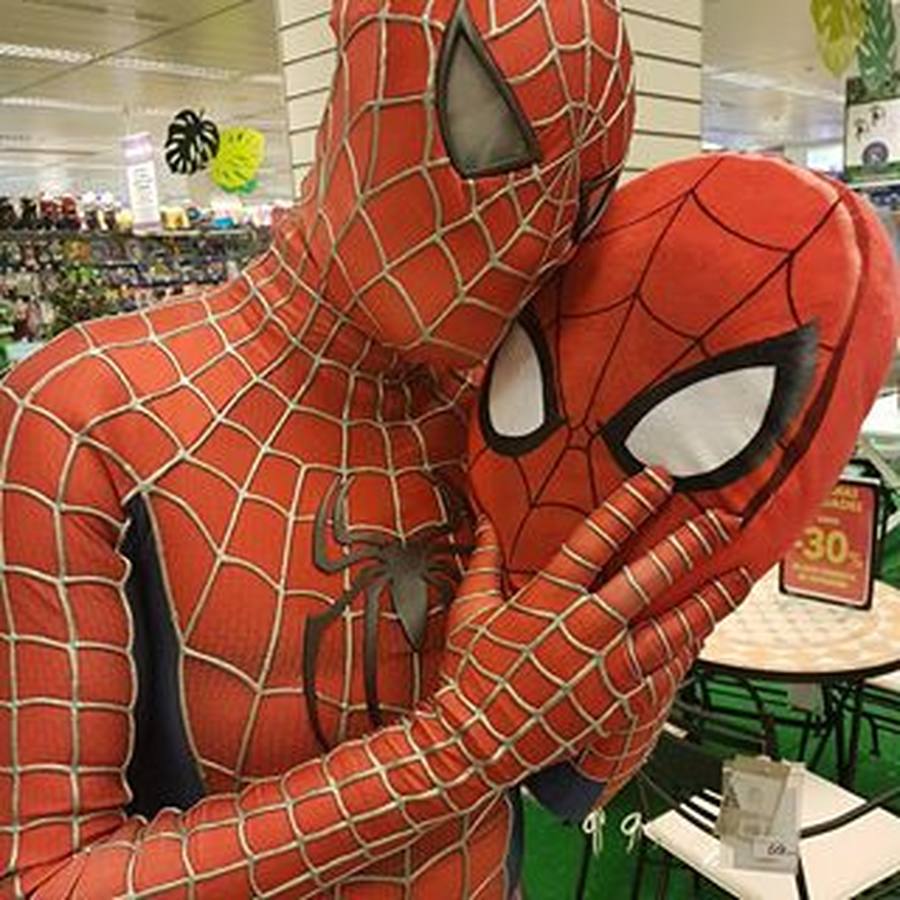 El Spiderman de Cádiz con los superhéroes del hospital