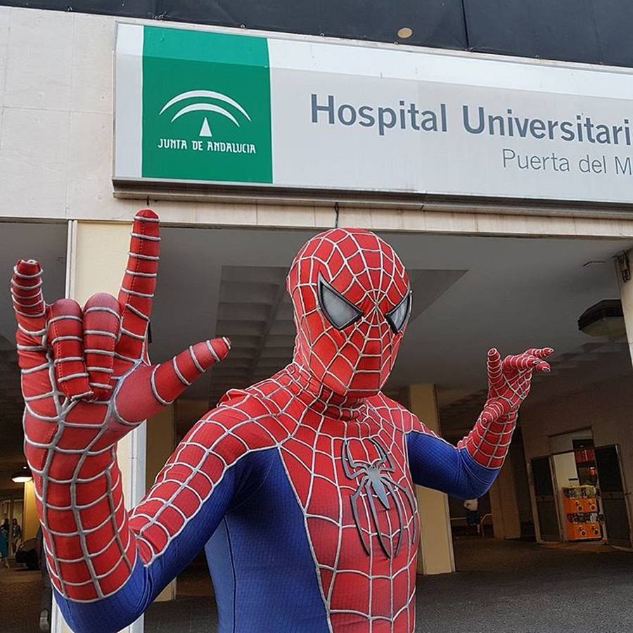 El Spiderman de Cádiz con los superhéroes del hospital