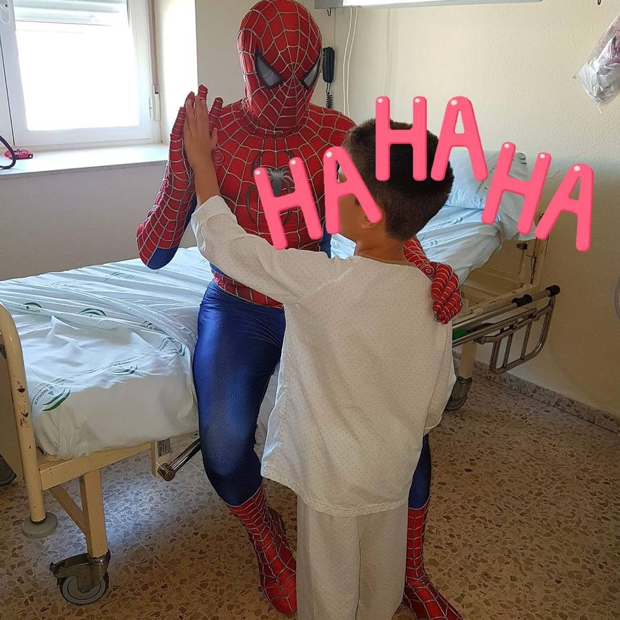 El Spiderman de Cádiz con los superhéroes del hospital