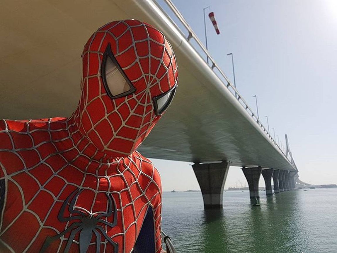 El Spiderman de Cádiz con los superhéroes del hospital