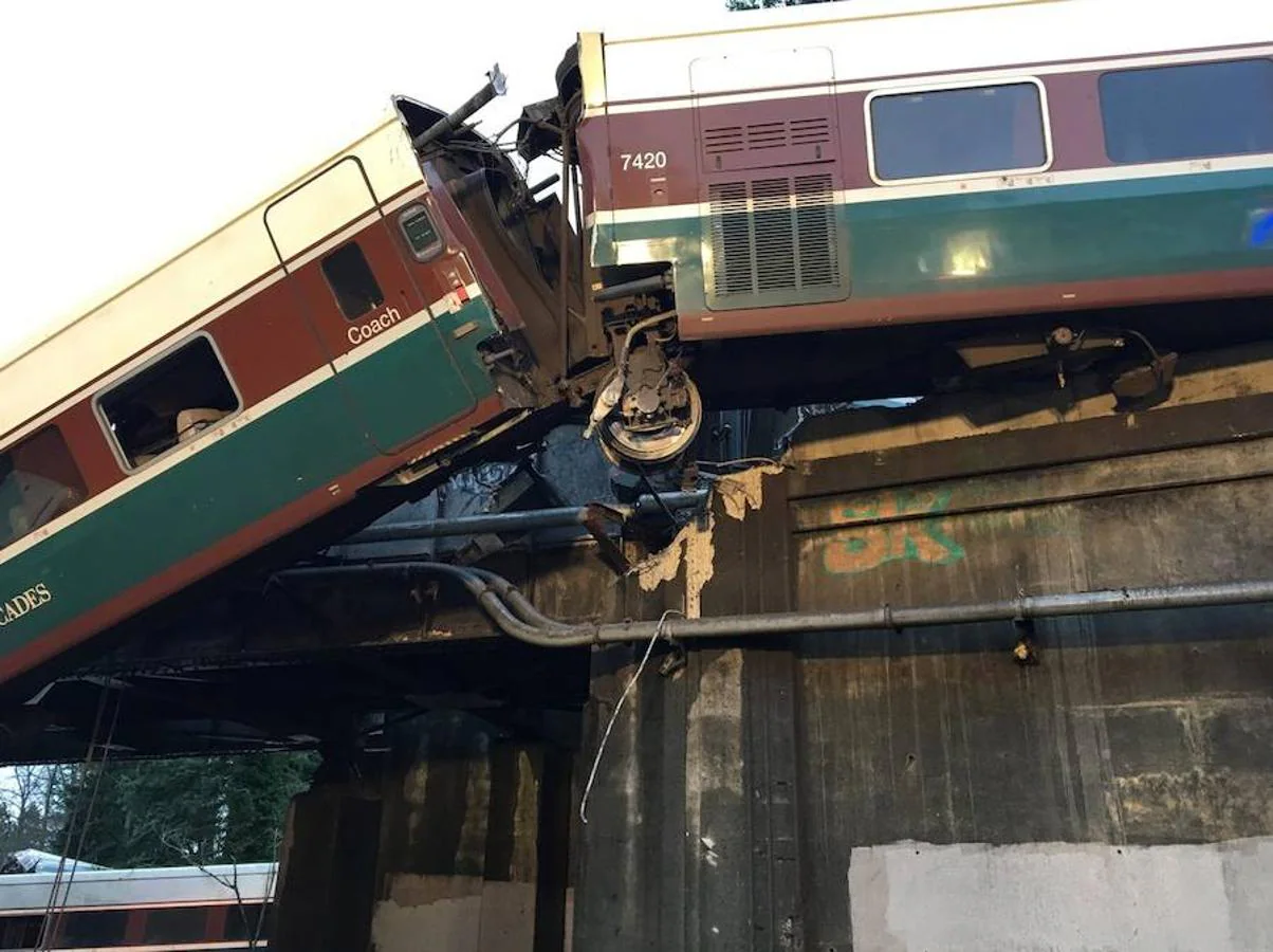 Las imágenes más impactantes del tren descarrilado en el estado de Washington. 