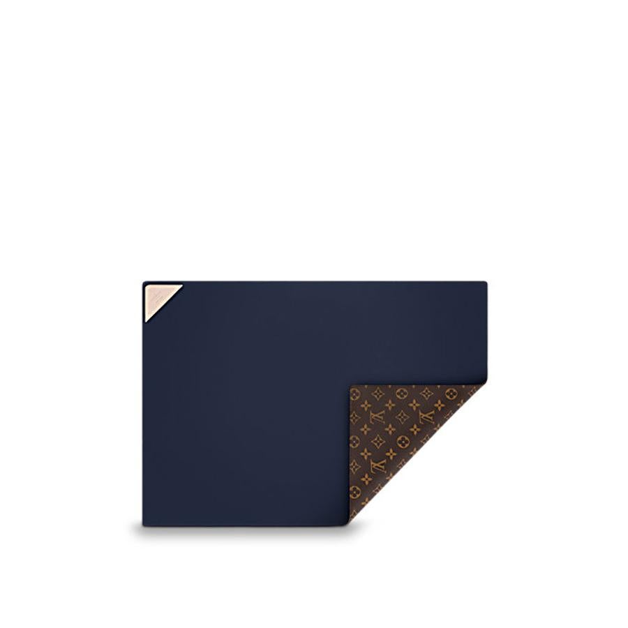 Louis Vuitton. Esta alfombrilla es la brocha más glamurosa que le puedes regalar a tu escritorio. El reverso va firmado con el logo de la marca y su color corporativo y la piel es de primera calidad. Cuesta