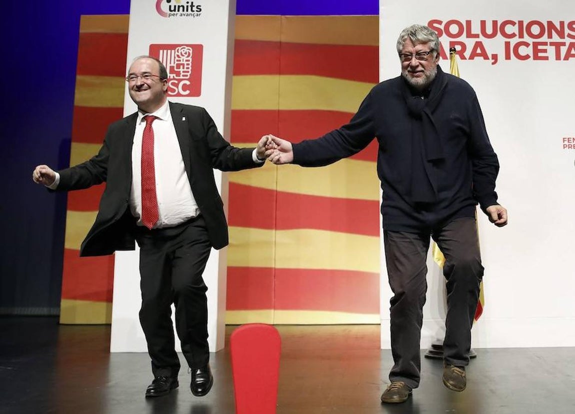 El líder del PSC, Miquel Iceta, bailaba este martes acompañado del expresidente del alcalde de Cornellá, Antoni Balmón, tras su intervención en el mitin final electoral celebrado en Cornellá de Llobregat (Barcelona). 