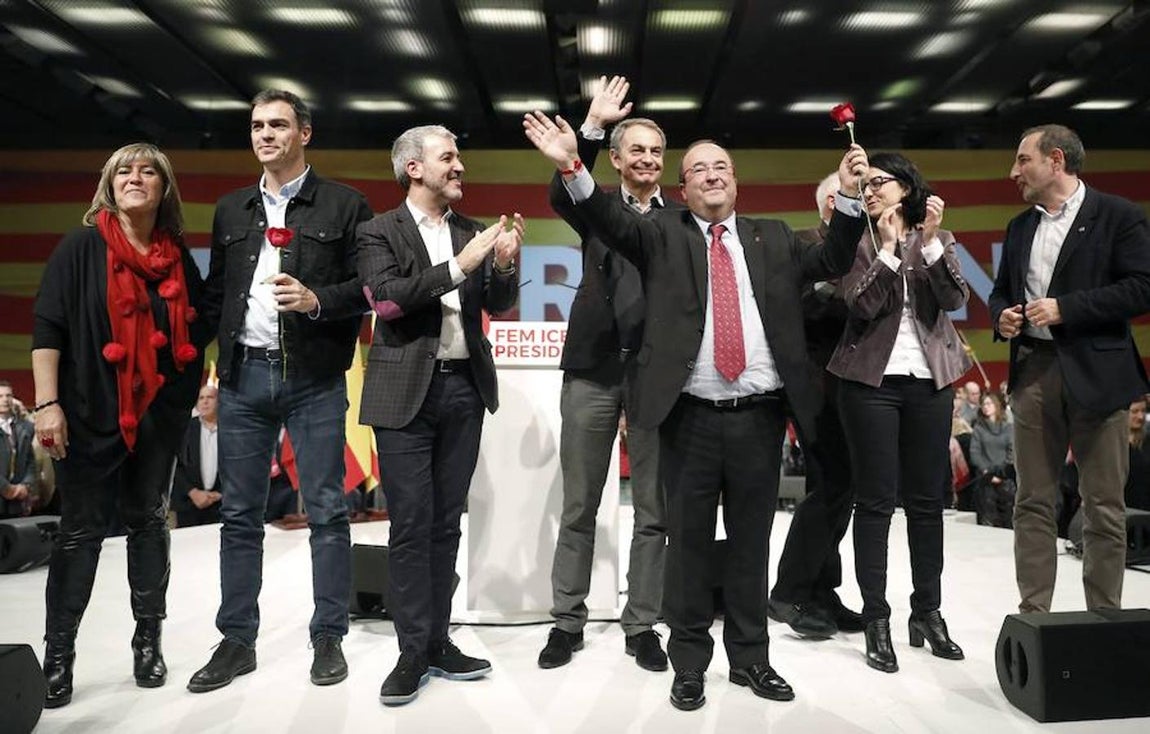 Miquel Iceta, arropado por Pedro Sánchez y José Luis Rodríguez Zapatero, en un acto de campaña. 