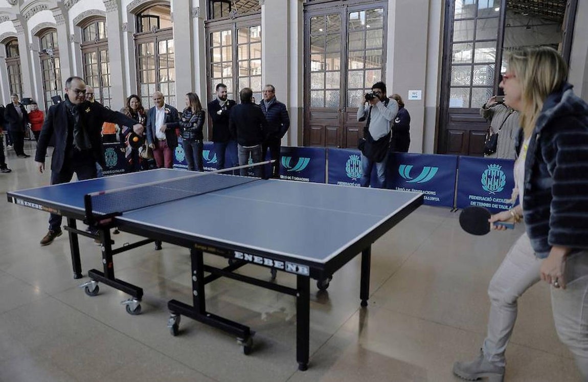 El exconsejero de la Generalitat y candidato por Junts per Catalunya Jordi Turull y la exentrenadora española de natación sincronizada Ana Tarrés juegan al ping-pong en la estación de autobuses de Barcelona. 