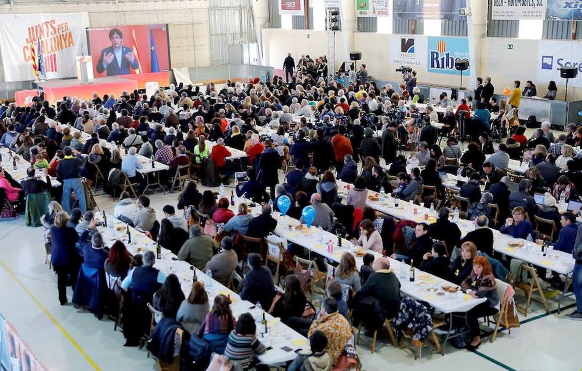 El expresidente de la Generalitat Carles Puigdemont interviene por videoconferencia en una «Butifarrada solidaria» que Junts per Catalunya organizó. 