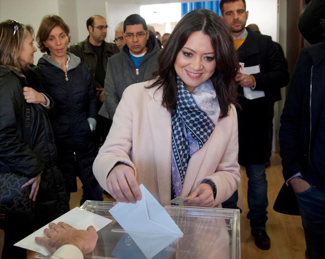 La esposa de Carles Puigdemont, Marcela Topor, vota en el colegio de Sant Julià de Ramis, en Gerona. 
