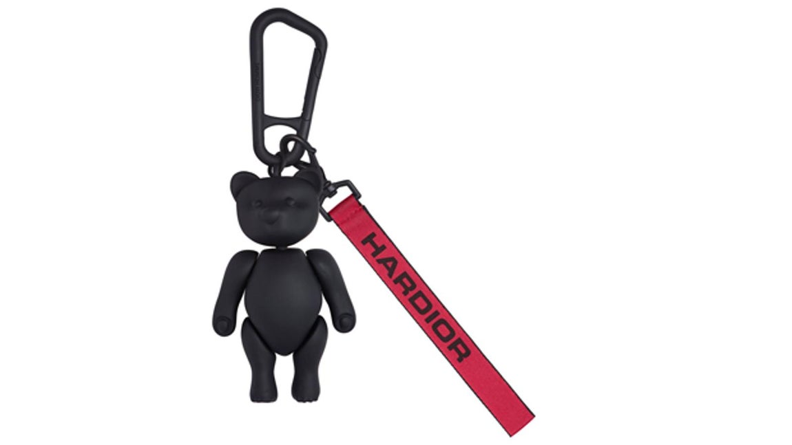 Dior. Llavero Teddy Bear: llavero de oso de peluche con gancho de seguridad en metal acabado mate negro y correa textil "HARDIOR". (Precio: C.P.V.)