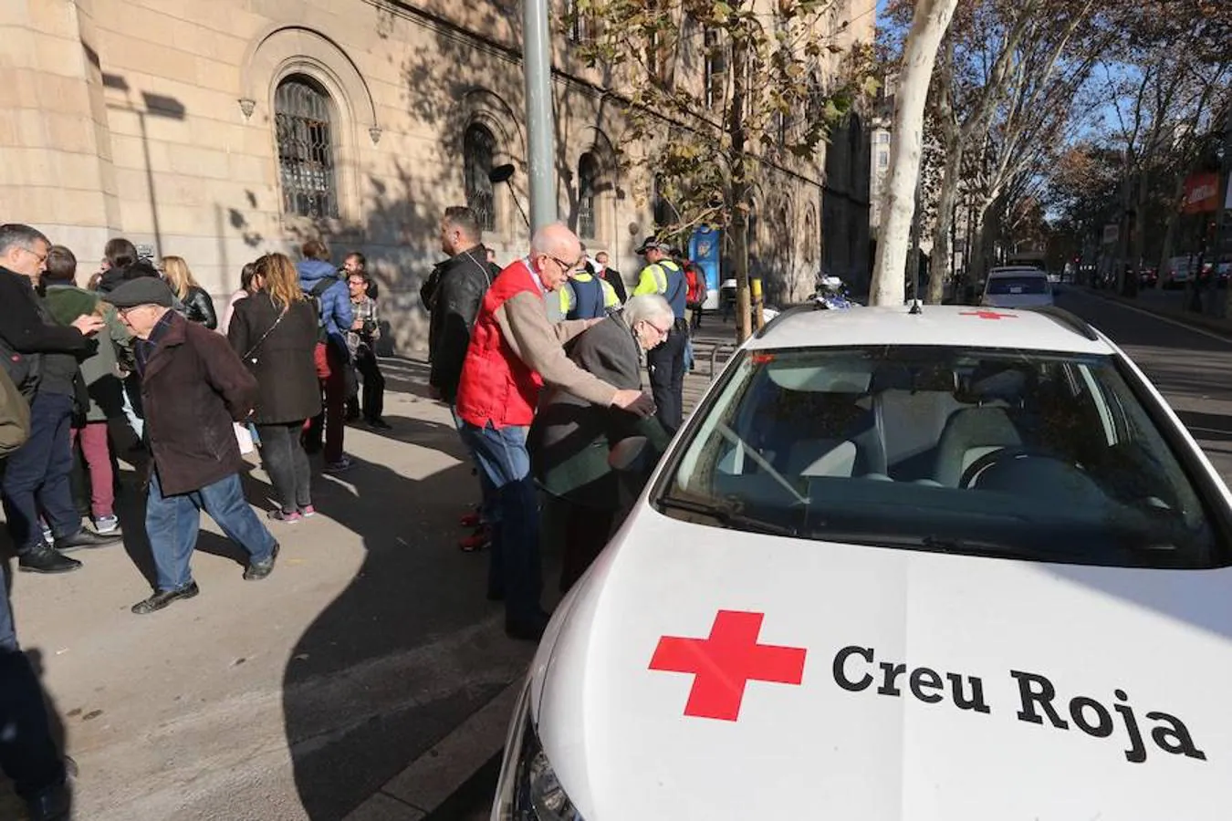 Organismos como la Cruz Roja están asistiendo a los votantes con más edad para que puedan ir a votar. 