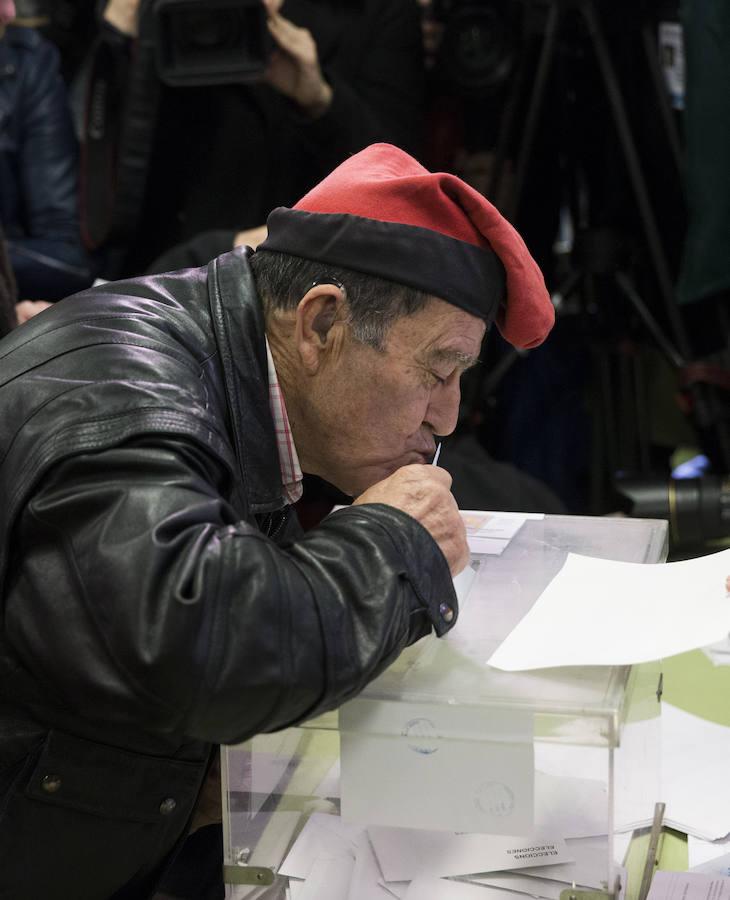 Un elector besa su sobre antes de introducirlo en la urna. 