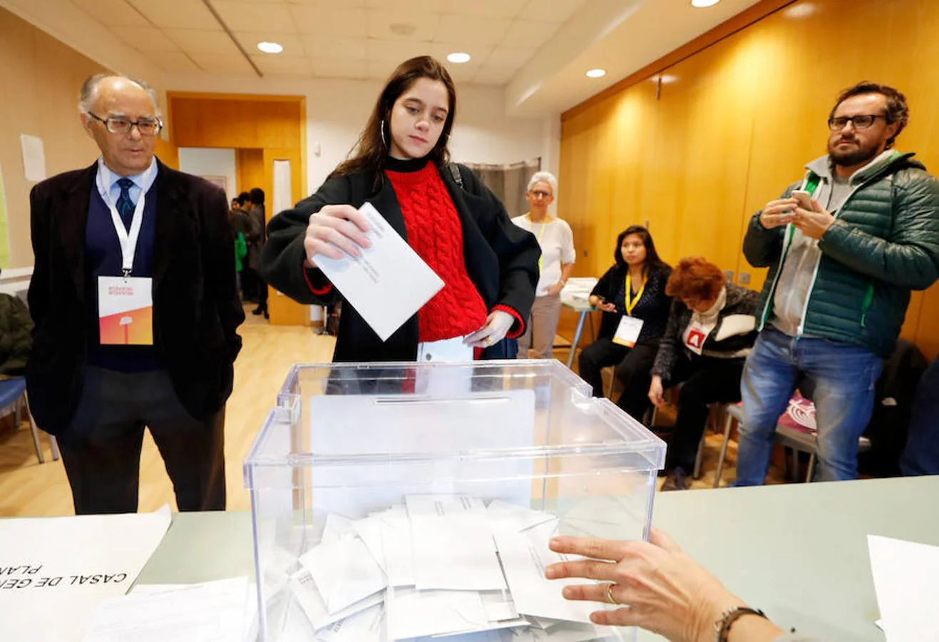 Laura Sancho,  18 años, ha cedido su voto al expresidente de la Generalitat Carles Puigdemont y votado en un colegio de Sant Cugat del Valles (Barcelona). 