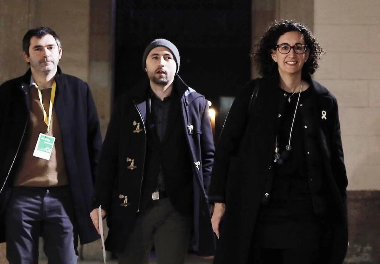 La «número dos» de ERC Marta Rovira (dcha), a su llegada al Museo Marítimo de Barcelona donde Esquerra tiente su cuartel general. 