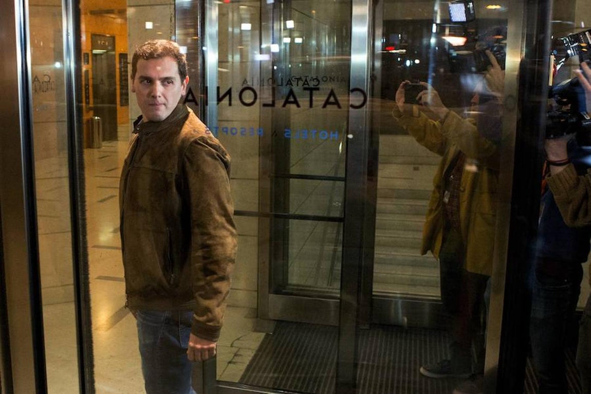 El presidente de Ciudadanos, Albert Rivera, a su llegada al hotel en el que la formación seguirá el recuento de votos. 