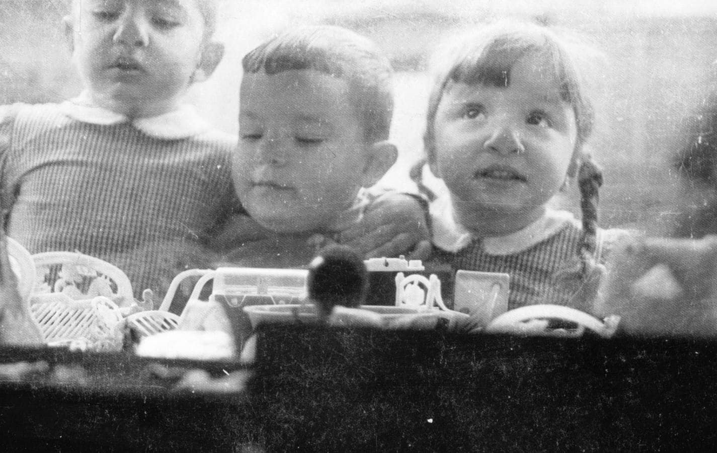 Escaparate. Tres niños contemplan futuros regalos en un comercio sevillano en 1969