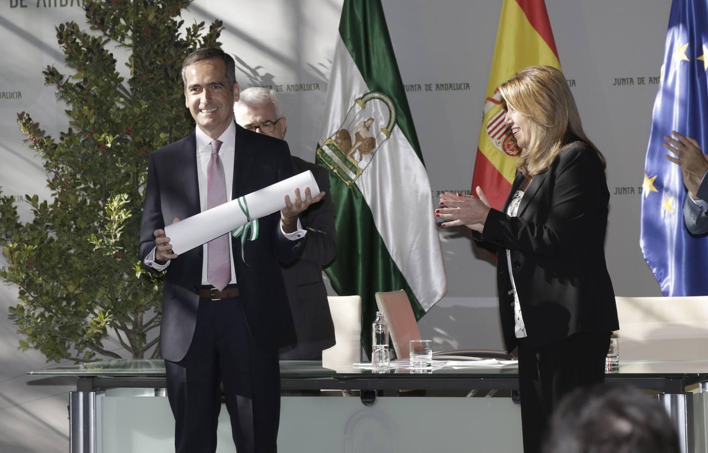 El fotógrafo de ABC Raúl Doblado ha recibido el premio por la instantánea «La noche flamenca del Faraón», en la que aparece Curro Romero arrancándose espontáneamente por bulerías