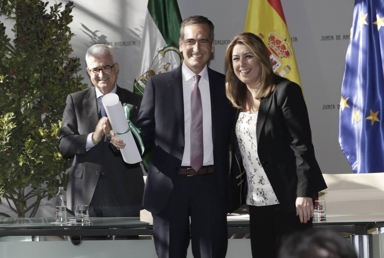 Raúl Doblado posa con la presidenta de la Junta tras recoger su distinción como fotoperiodista