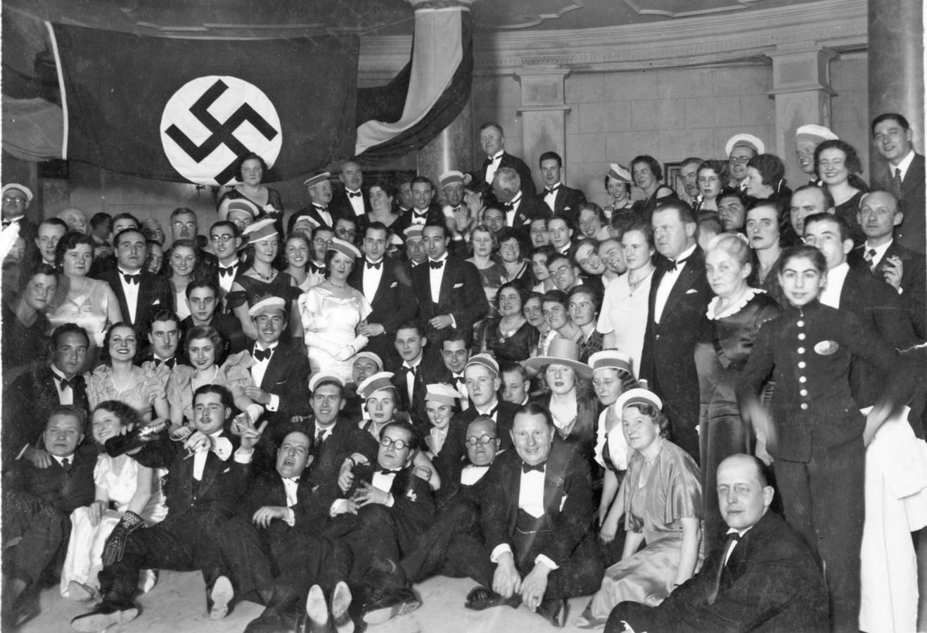 Fiesta alemana. Con la cruz gamada visible, la colonia alemana celebró el año nuevo en Sevilla en 1933