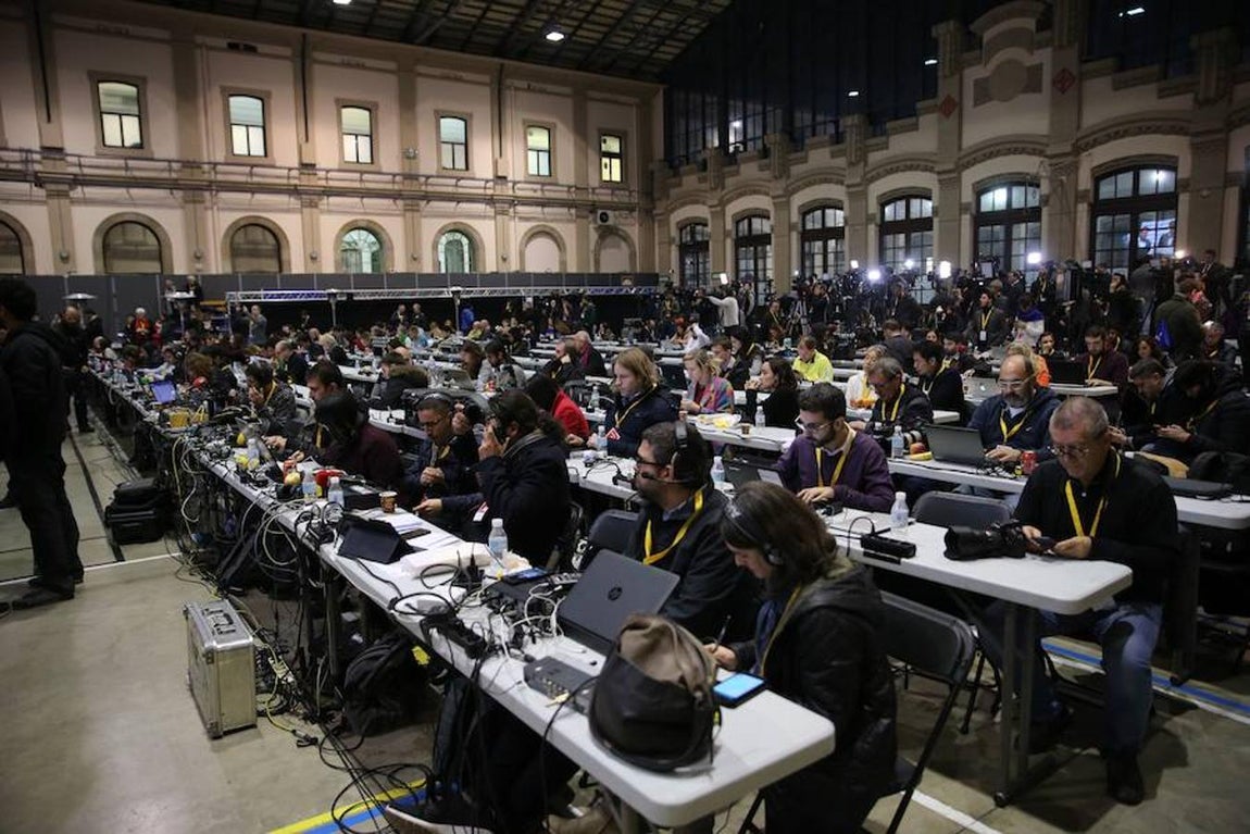 Decenas de periodistas siguen el desarrollo del escrutinio desde el cuartel general de Esquerra Republicana (ERC). 