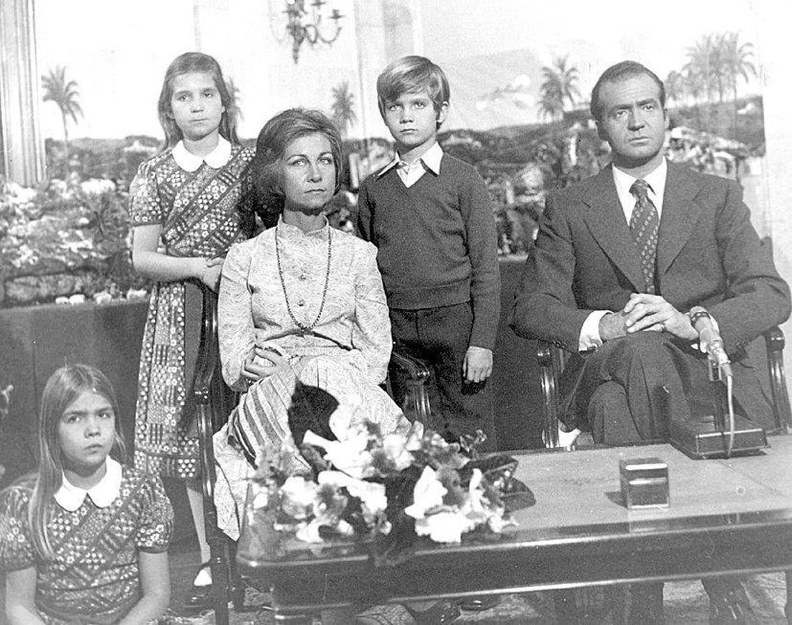 Primer mensaje de Navidad de Don Juan Carlos en 1975. El Rey estaba acompañado de Doña Sofía y sus tres hijos: Elena, Cristina y Felipe. 