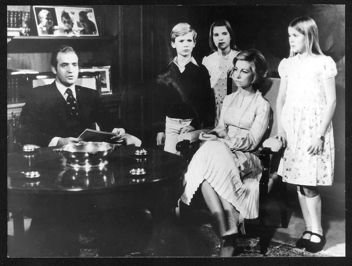 El Rey en el discurso de Navidad de 1976. También, acompañado de su familia. 