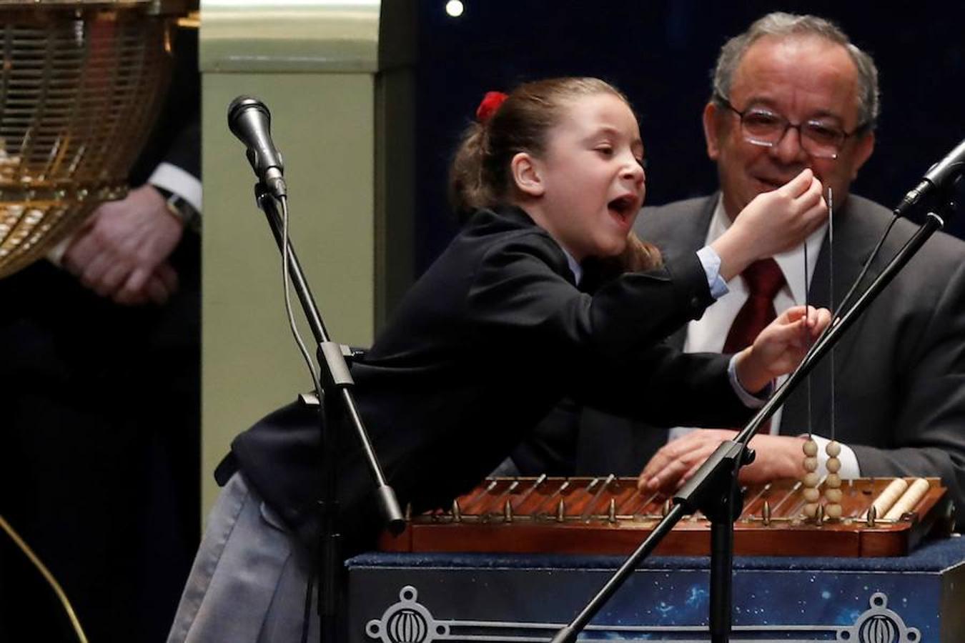 La niña Aya, vitoreada por el público al cantar los premios. 