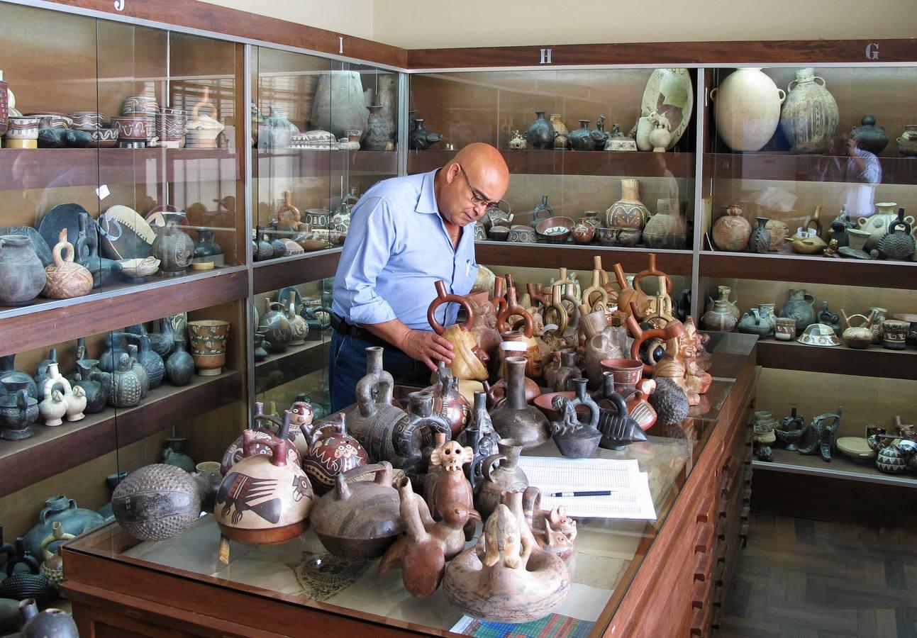 Luis Hurtado seleccionando piezas de cerámica para la exposición de Sipán en Cádiz