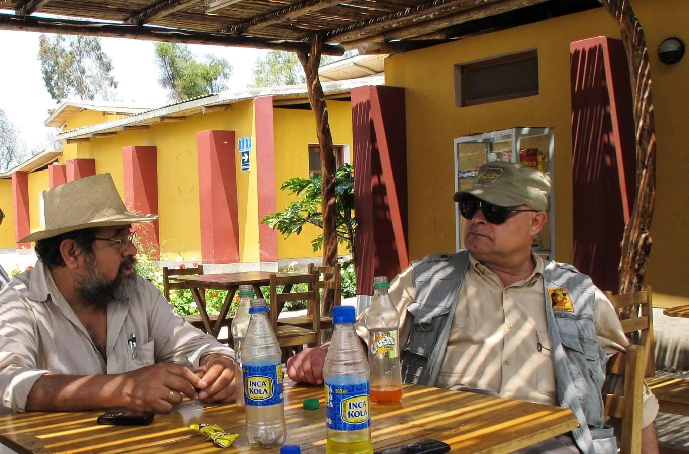 Walter Alva y Luis Hurtado tomando una Inca Kola en el Museo de Sitio de Sipán