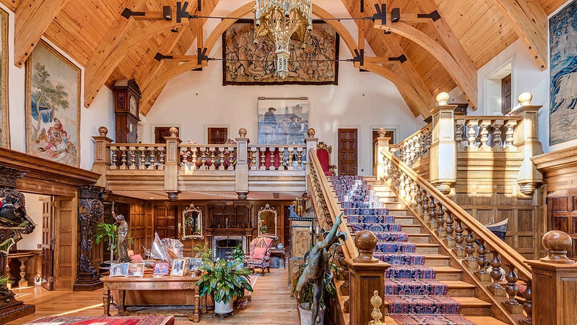 Hall. El recibidor de la casa es una de sus más llamativas estancias: tiene suelos de madera y una altura de cuatro metros. En sus paredes, destacan las columnas con muchos ornamentos. Tiene dos alturas que están separadas por una gran escalera. La planta superior comunica con el comedor principal, la sala de estar y un estudio exterior con terraza y vistas al mar. El salón más amplio de la primera planta tiene grandes ventanales con vistas al muelle y una gran chimenea