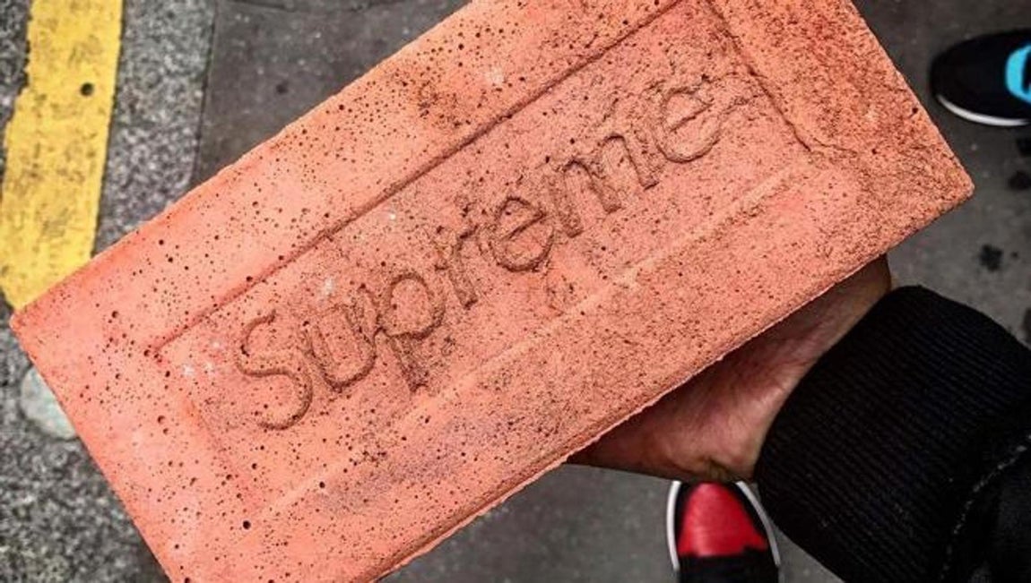 Supreme. Sí, es un ladrillo. La firma de moda urbana con más demanda del mundo ha puesto a prueba a sus seguidores lanzando al mercado un objeto que no ha dejado indiferente a nadie. Su precio en tienda fue de 25 euros, se agotaron existencias el primer día, al día siguiente una de las unidades se vendió en el mercado de segunda mano por 895 euros