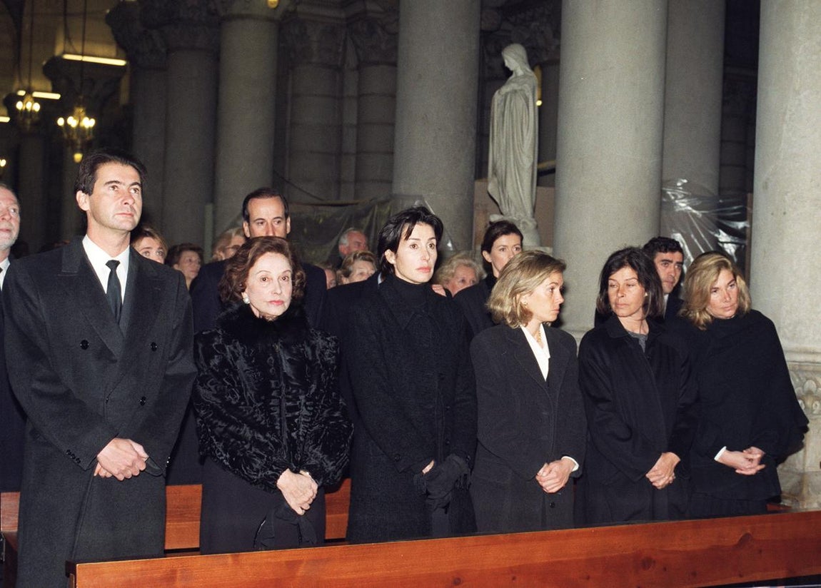 Carmen Franco (2i) acompañada de sus hijos José Cristóbal, Carmen Martínez Bordiú, Arantxa, Merry, Mariola (i-d), asisten al funeral de Cristóbal Martínez Bordiú, Marqués de Villaverde. 