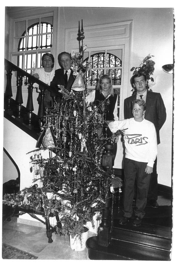 Una foto navideña de la familia al completo: Hannetraud Brugger, Manuel Olivencia y sus hijos Luis, Macarena y Daniel