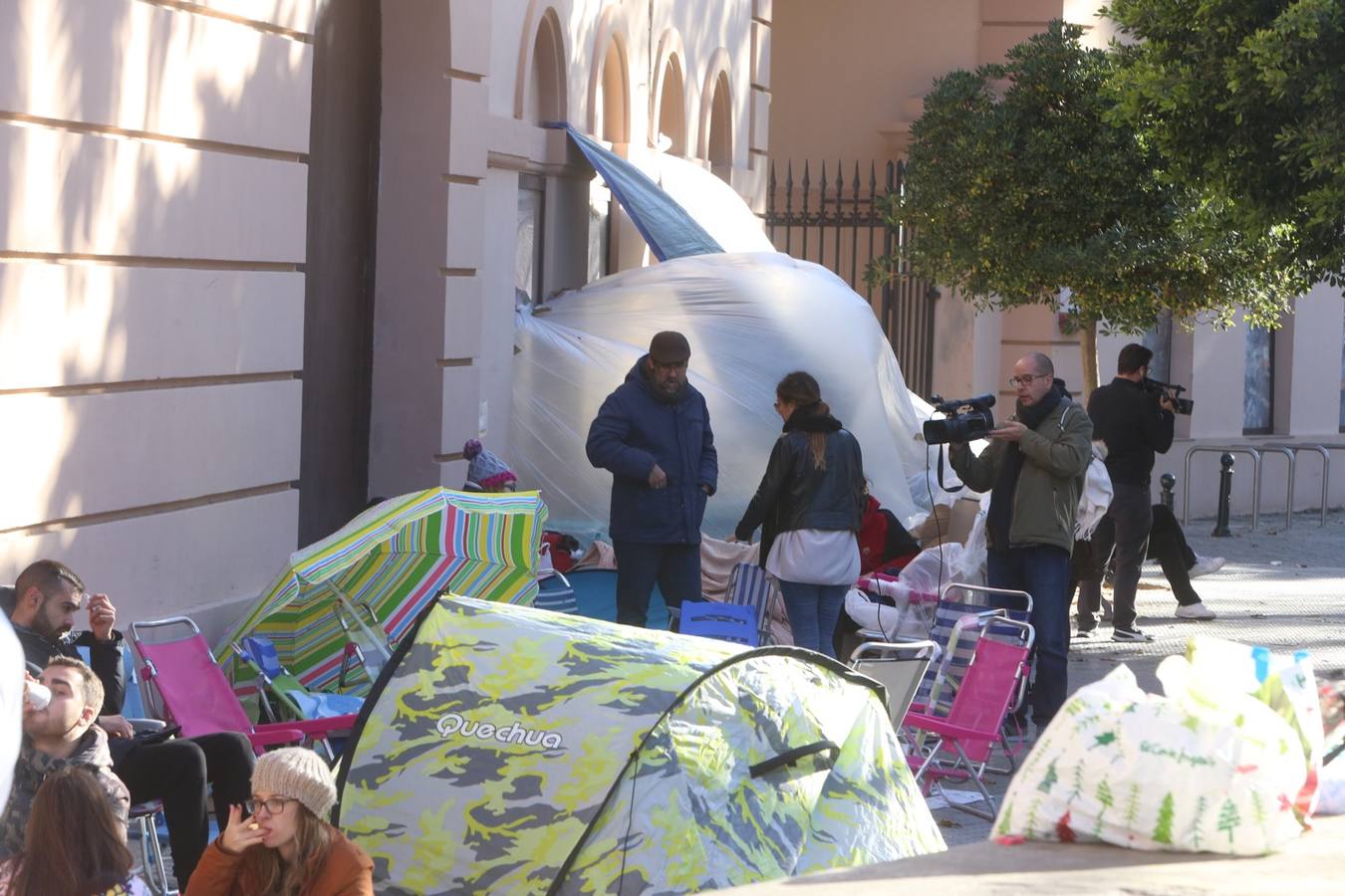 Imágenes de las primeras 24 horas en la cola para comprar entradas para el Concurso del Carnaval de Cádiz