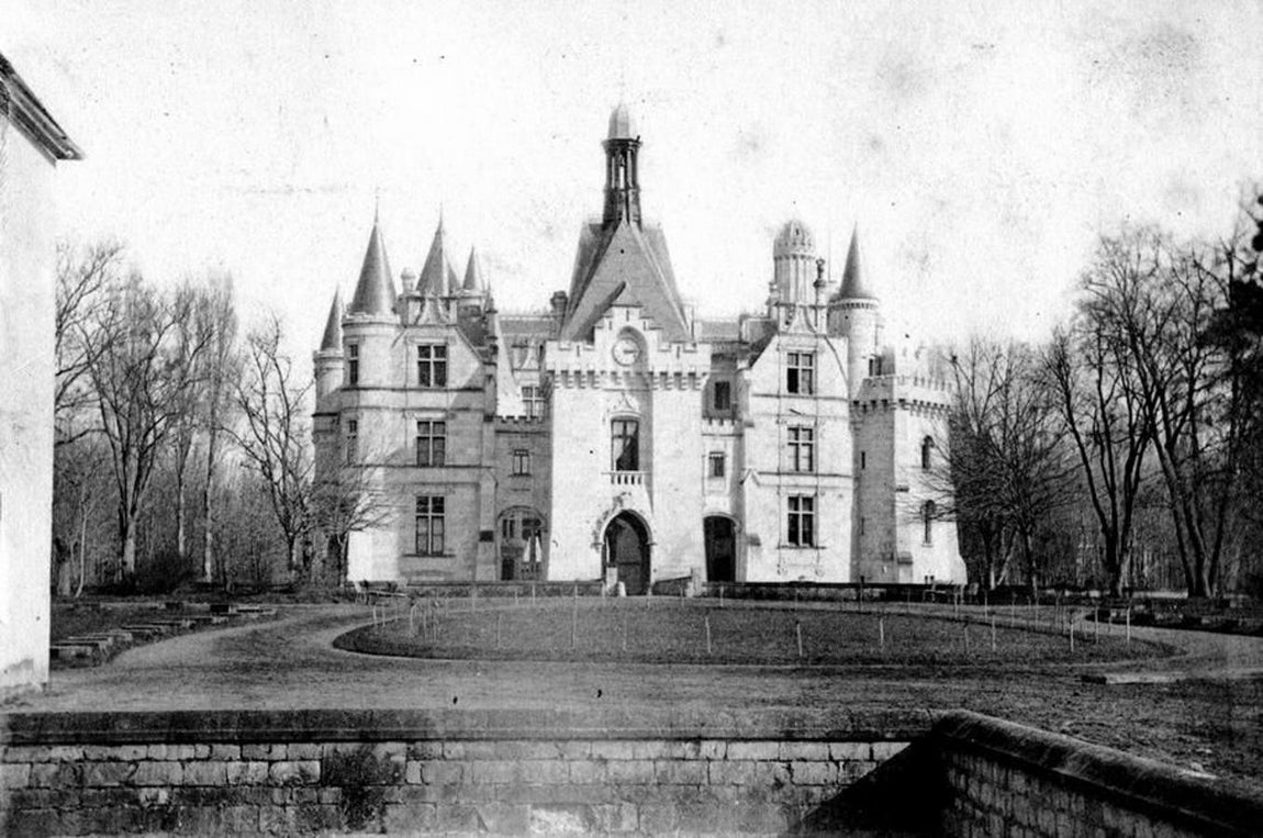 Mothe Chandeniers. Los primeros propietarios del castillo no tenían sangre azul, sin embargo, gozaban de auténticos privilegios reales dada su estrecha relación con varias generaciones de monarcas durante la Edad Media. Los «Lords of Loudoun» pudieron mantener durante años su fortaleza, aunque el la mala fortuna no tardaría en llegar