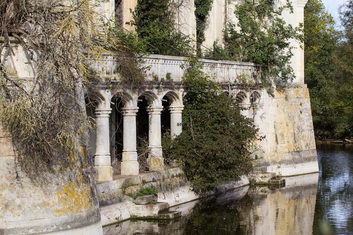 Mothe Chandeniers. La consigna que difundía la página clamaba por una «segunda vida para el castillo» e invitaba a sus futuros propietarios a conservar su aspecto único donde «patrimonio de cultural y naturaleza se mezclasen en armonía». Quien aportase fondos para el proyecto se convertiría automáticamente en copropietario y guardián del castillo, no había subastas ni intereses económicos detrás de la iniciativa, quienes la organizaron lo hicieron tras un pacto con su actual propietario