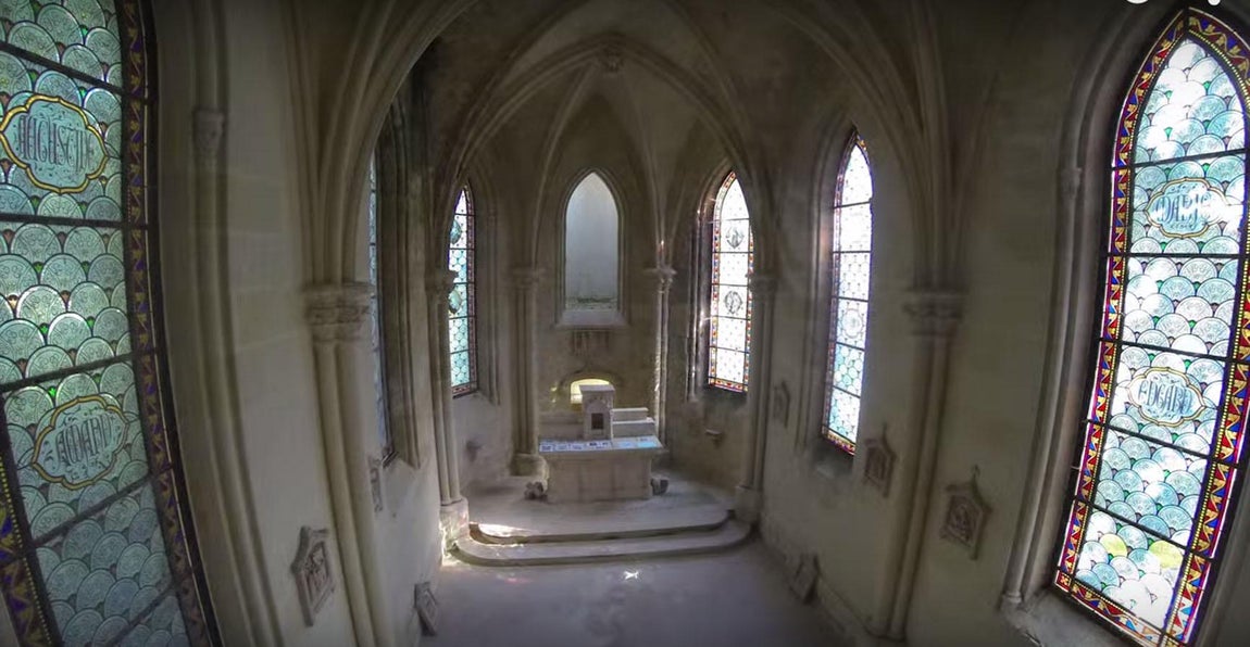 Mothe Chandeniers. En 1870, el poderoso barón Edgard Lejeune se hizo con él y siguió reformándolo. De su mano llegaron las huellas e Romanticismo, los viñedos plantados en el entorno y un particular sistema de calefacción. Un grave error por parte del noble, ya que este sistema provocó un incendio en el maltrecho complejo