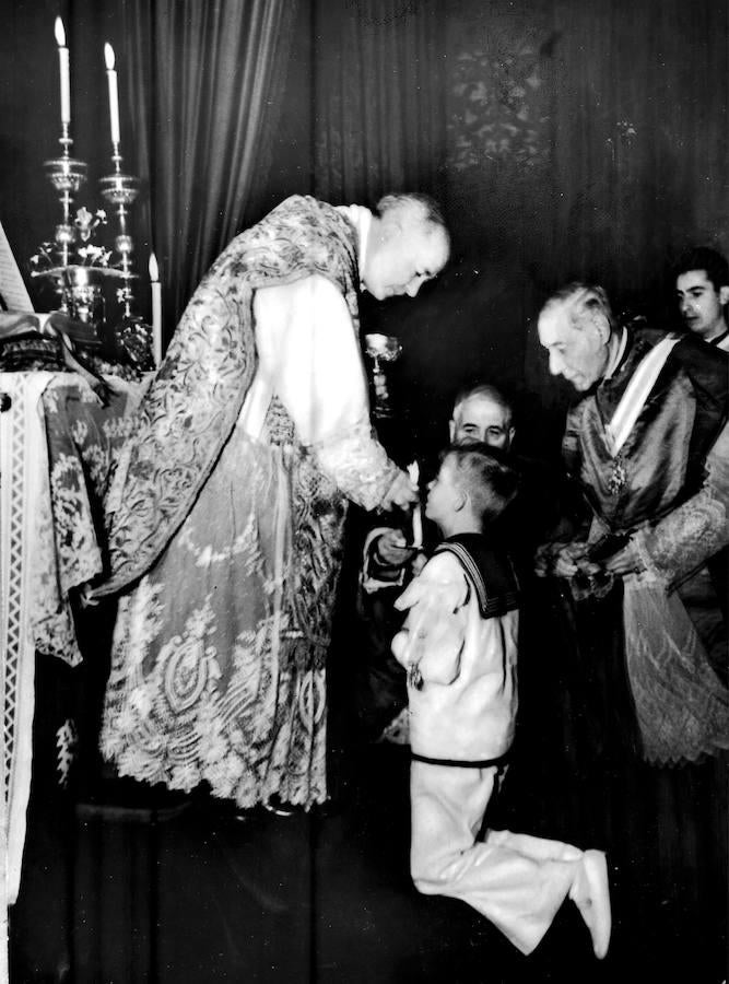 El mismo día que cumplió nueve años recibió la Primera Comunión en Portugal, en la capilla privada del cardenal patriarca de Lisboa. 