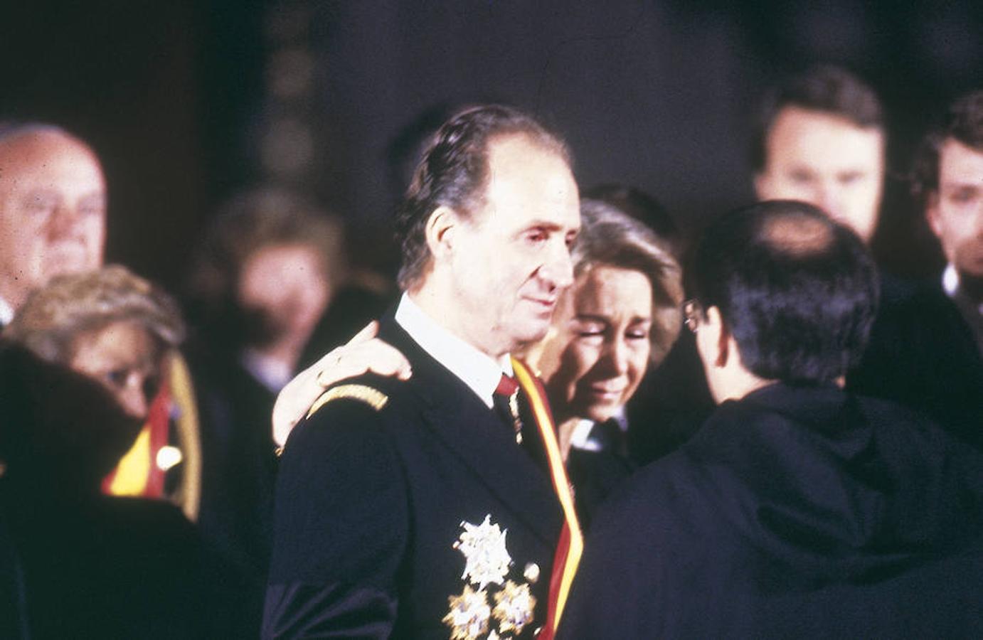 El 1 de abril de 1993 fallece Don Juan de Borbón y los españoles ven por primera vez llorar en público a Don Juan Carlos y Doña Sofía. 