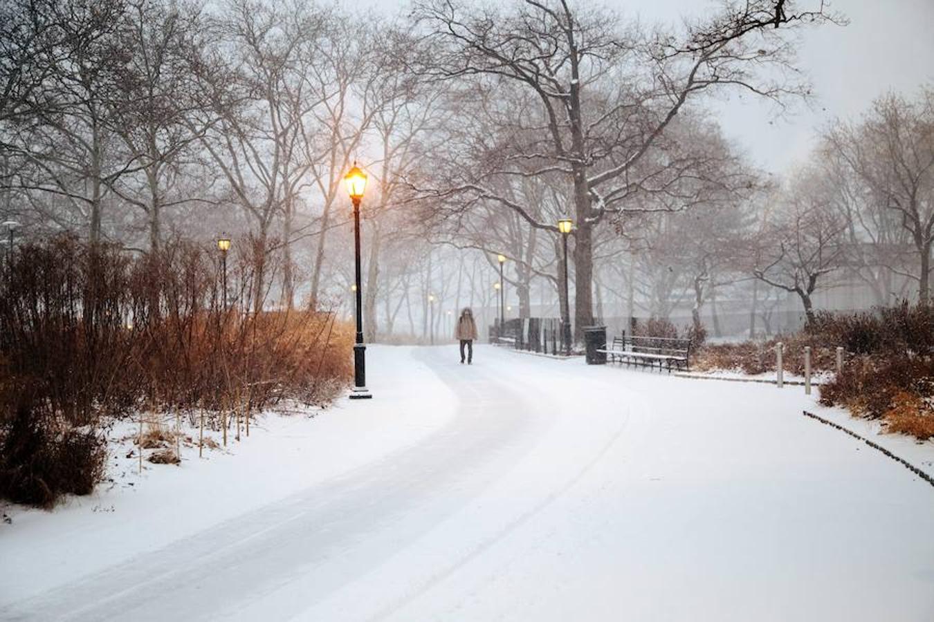 Una persona camina por el Battery Park, en Nueva York.. 